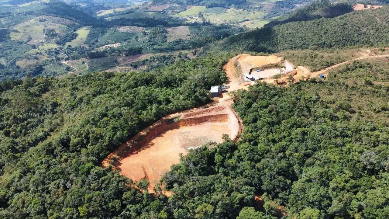Vista aérea da estrutura do CTC Parabellum em meio à natureza de Poços de Caldas